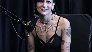 Booty-Shaking Sunny Lane Twerks