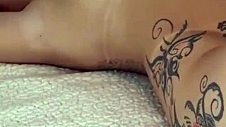 Fodendo com meu pinto de borracha minha amiga