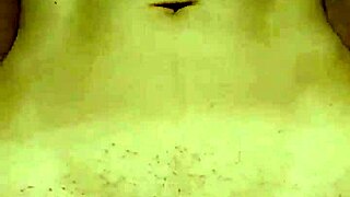 छोटी 18+ भूरी मिल्फ लंड पर चढ़कर हर पल का मजा लेती है