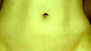 छोटी 18+ भूरी मिल्फ लंड पर चढ़कर हर पल का मजा लेती है