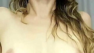 छोटी 18+ भूरी मिल्फ लंड पर चढ़कर हर पल का मजा लेती है