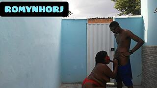 Cheio de tesão fudendo no quintal na pele.