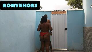 Cheio de tesão fudendo no quintal na pele.