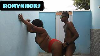 Cheio de tesão fudendo no quintal na pele.