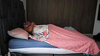 El gran culo de esta chica me intriga tras la ducha