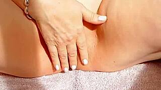 Damn, check Maturemons getting that close-up yoni massage!