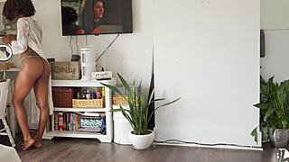 fit girl squirts after pussy stretching 😍