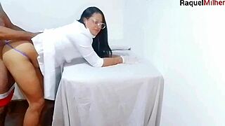 enfermeira e estetica observa erecao do paciente