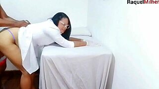 enfermeira e estetica observa erecao do paciente