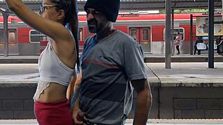 Coppia scopa duro al terminale treno pubblico