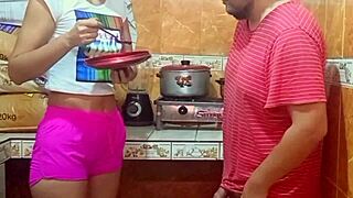 Ay que rico recibo mi cremita de semen en la cara tan bueno para el cutis quien mas tiene mas leche para mi