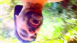 punheta arriscada para a gostosinha na trilha da praia, foi emocionante!!