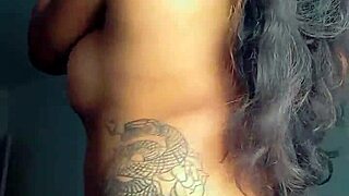 I saw this ebony prostitue showing off her ass, so hot!