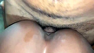 le pido a mi hermanastro que me folle en silencio