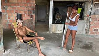 le pido a mi hermanastro que me folle en silencio