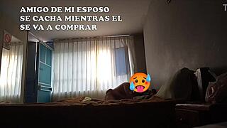 Amigo se mete a cama mientras mi esposo se va hacer capacitación alquilamos dos camas para todos