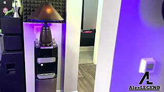 alix lynx in ripped leggings gets her big pussy lips finger fucked