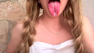 金发美女在前院饥渴等待继父回来