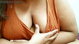Tamil Sexy Aunty With Big Boobs