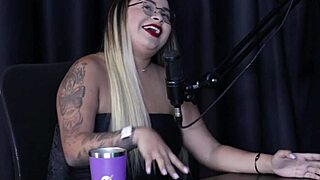 Suellen Barrar Called Penelope Bate Siririca Fetish in Public