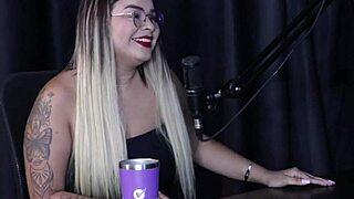 Suellen Barrar Called Penelope Bate Siririca Fetish in Public