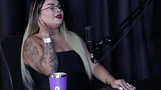 Suellen Barrar Called Penelope Bate Siririca Fetish in Public