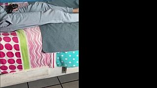 Me cojo a mi hermanastro mientras todos estan en casa y tiene una vergota bien rica