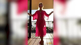 Booty-shaking sunny lane twerks for the camera