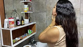 Mi Hermanastra Llega Borracha Y Me Aprovecho De Ella Para Jugar Con Su Co�o Mientras Ella Descansa