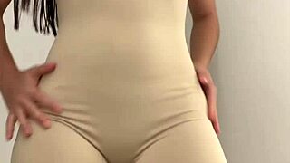 esposa heyya experimenta roupas no provador gostosa