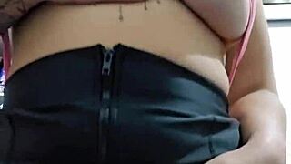 usando uma sainha de puta e mostrando os peitinhos