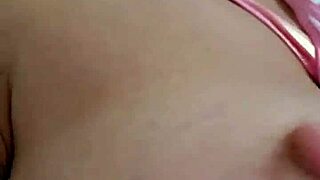 usando uma sainha de puta e mostrando os peitinhos