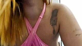 usando uma sainha de puta e mostrando os peitinhos