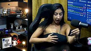 Ruan Checks if Renatinha Mello is Without Panties in Delicious Chemistry Episode Podcast Pupum No Barraco