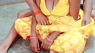 Desi Bhabhi Giving Pussy Licking at Devar Bangali