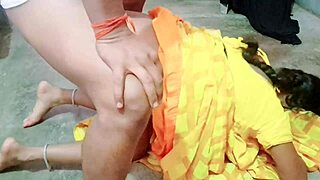 Desi Bhabhi Giving Pussy Licking at Devar Bangali