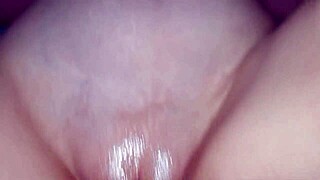 Milf Recebe Massagem na Buceta com Uma Grande Gozada