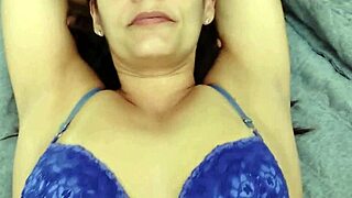 Novinho macetando a patroa coroa durante expediente de trabalho