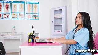 enfermera folla con doctor pervertido en su primer dia en hospital