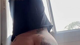 Vi um vizinho me olhando fiquei com tesao e chamei o corno do meu marido pra chupar ele enquanto o vizinho me olha qui delicia