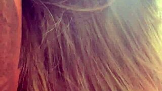 Vi um vizinho me olhando fiquei com tesao e chamei o corno do meu marido pra chupar ele enquanto o vizinho me olha qui delicia