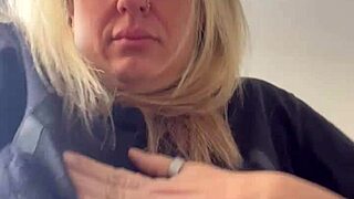 Vi um vizinho me olhando fiquei com tesao e chamei o corno do meu marido pra chupar ele enquanto o vizinho me olha qui delicia