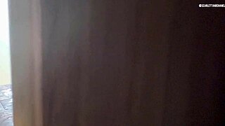 min styvmamma smeker sig själv i garderoben, fångar mig på att titta och låter mig slicka hennes våta fitta