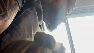 Vi um vizinho me olhando fiquei com tesao e chamei o corno do meu marido pra chupar ele enquanto o vizinho me olha qui delicia