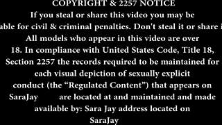 Sara Jay用大假阳具演示