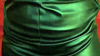 Curvy ebony milf uses vibrator on wet pussy.