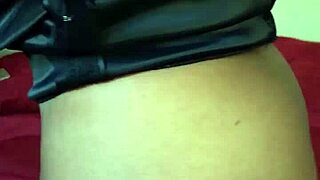 Curvy ebony milf uses vibrator on wet pussy.