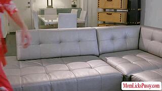 Cory Chase教Kiara Cole舔舐女逼