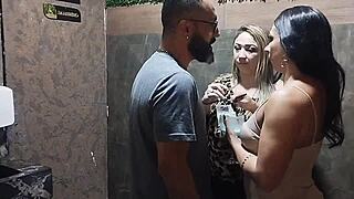 lene deu sua buceta para dotado meter sem d� no banheiro da festa de swing e tomou a porra toda na boca at� lamber a ultima gota