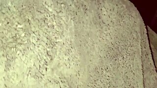 Blottar tuttarna och suger kuk på festen